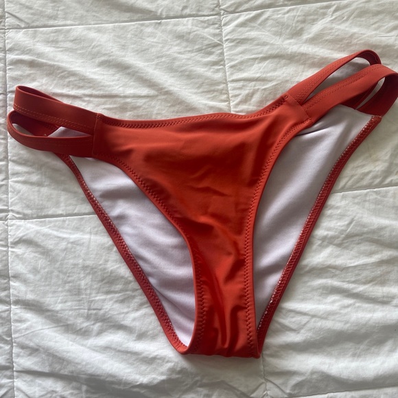 Bikini - Picture 4 of 5